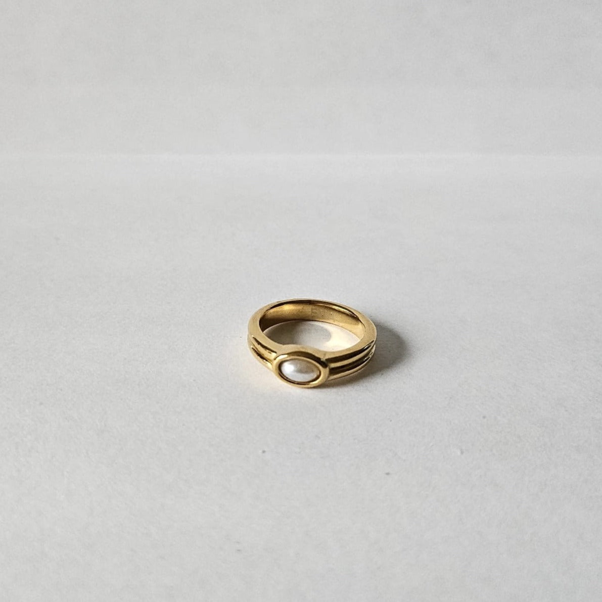 WHITE BELLA RING