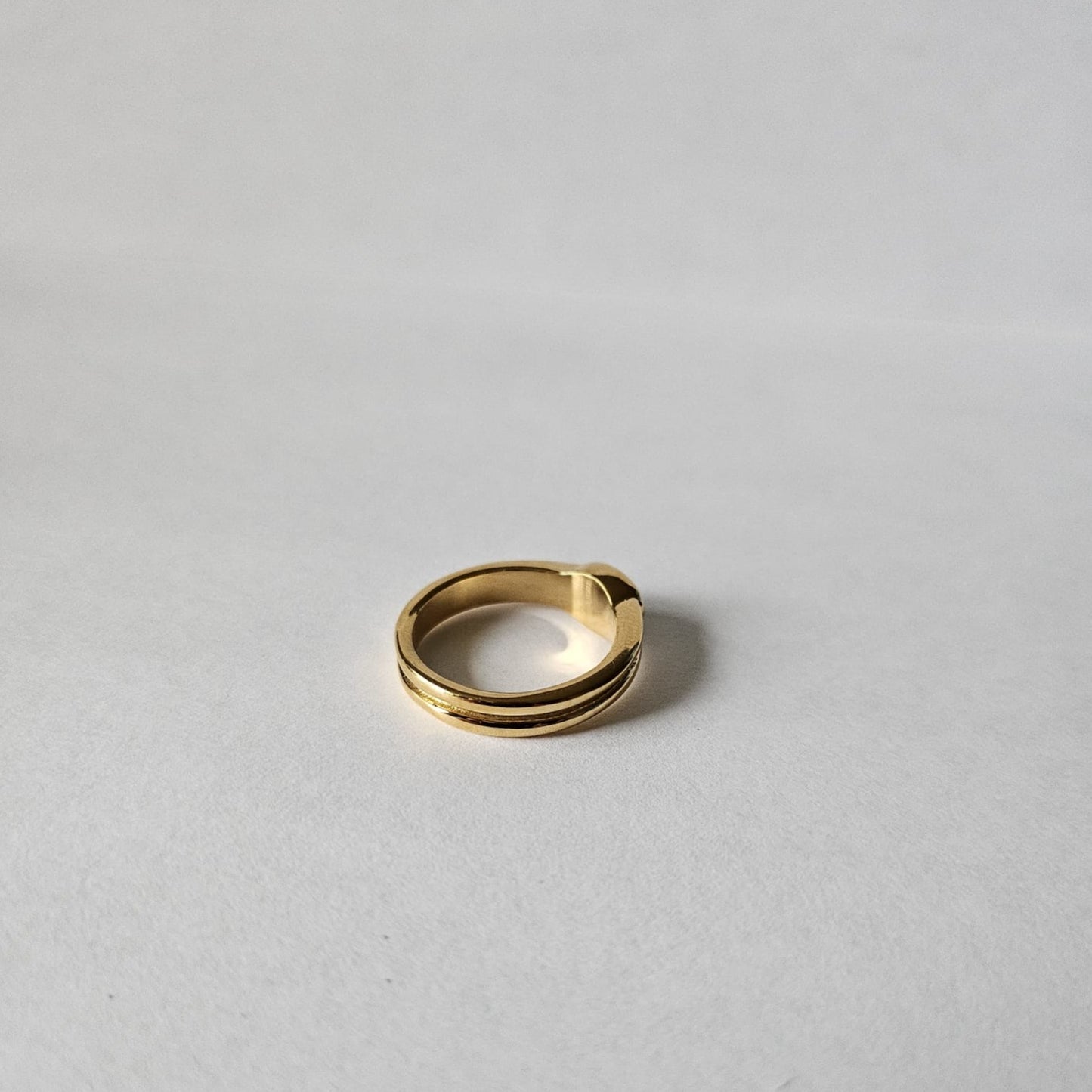 WHITE BELLA RING
